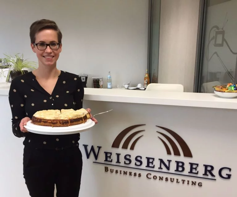 Recruiterin Dominika mit ihrem Kuchen