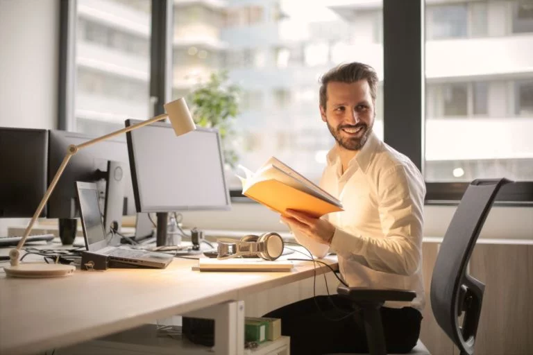 Mitarbeiter ist glücklich und zufrieden am Arbeitsplatz