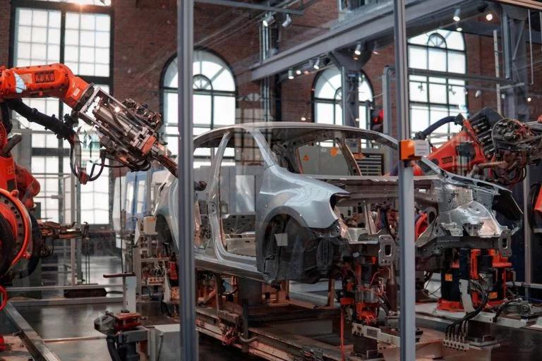 Industrieroboter in der Automobilfertigung
