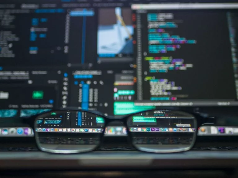 AIOps - Geöffnete Programme und eine Vielzahl an Daten