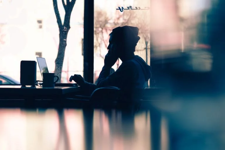 Person im Gespräch mit einem virtuellen Kundenberater