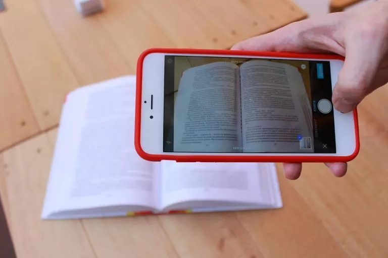 Text wird mit Smartphone abfotografiert
